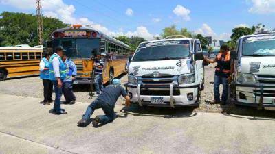Personal del IHTT, de Copeco y de la Dirección Nacional de Vialidad y Transporte en la inspección de las unidades.