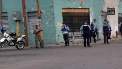 Agentes de la Policía en la escena.
