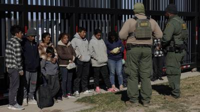 La Patrulla Fronteriza detiene a un grupo de migrantes que cruzó ilegalmente la frontera sur de EEUU.