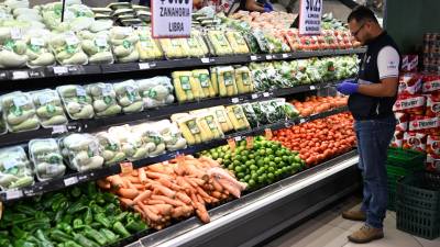 Bukele llamó a los empresarios a bajar los precios de los alimentos para “sanar” la economía.