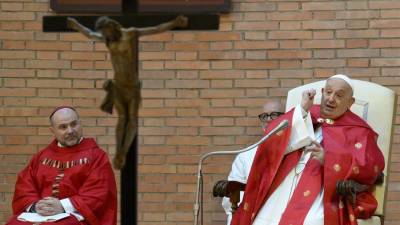 El Papa Francisco se prepara para la misa de Año Nuevo en el Vaticano.