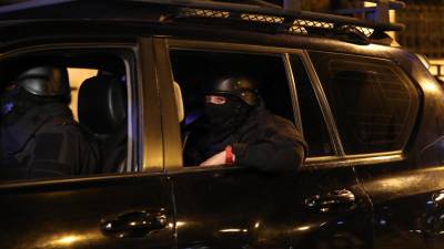 Integrantes de un cuerpo élite de la Policía ecuatoriana irrumpen en la Embajada de México para detener al exvicepresidente Jorge Glas, condenado por corrupción, y a quien se le fue negado el asilo político, este viernes en Quito (Ecuador). EFE/ José Jácome