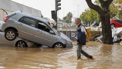 Multitud de imágenes dantescas llevan circulando en redes sociales donde se ven riadas arrastrando coches con gente encima, puentes derruidos por el agua, rescates en situaciones extremas de alto riesgo y destrozos millonarios.