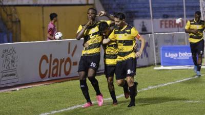 Daniel Cartter Bodden desde el punto penal y abrió el marcador para Real España ante Vida.