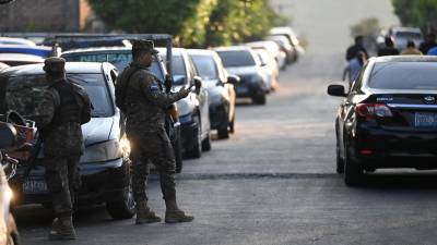 Militares salvadoreños patrullan las calles de El Salvador desde hace un año.