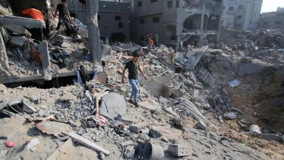 Fuerzas israelíes bombardearon este miércoles, por segunda vez en menos de 24 horas, el campo de refugiados de Yabalia, en el norte de la Franja de Gaza, en un nuevo ataque supone “otra trágica masacre”, afirmó el grupo islamista Hamás, que controla en enclave.