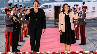 La presidenta de Honduras, Xiomara Castro, a su arribo a Guatemala.
