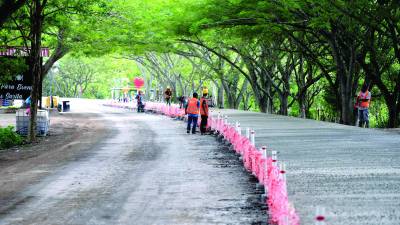 Dos constructoras reconstruyen la carretera que une a Siguatepeque con La Esperanza.
