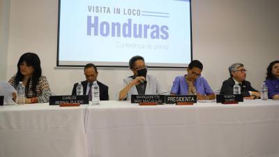 La presidenta de la delegación de la Comisión Interamericana de Derechos Humanos (CIDH), Margarette May Macaulay (c), junto a otros delegados, participan en una conferencia de prensa, en Tegucigalpa (Honduras).