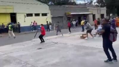 Empleados del Sanaa y colectivos de Libre se lanzan piedras.