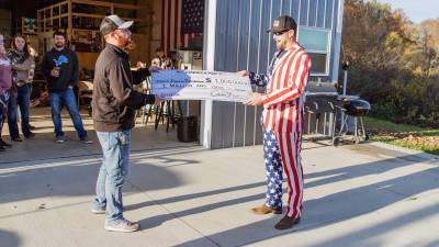 Uno de los ganadores de la lotería de Musk recibe un millón de dólares tras firmar una petición del magnate.