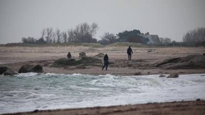 Grupos de jóvenes vestidos de negro han sido captados en la playa donde se incautaron varios kilos de cocaína.