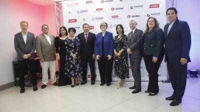 <b>Ken MacLein, Javier Salgado, Roxana Espinal, Reina Mejía, Jesús Canahuati, Laura Dogu, Rosalpina Rodríguez, David Hinks, Melissa Sharp y Mario Canahuati durante el lanzamiento del programa. Foto: Franklín Muñoz</b>
