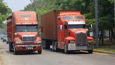 <b><span class=mln_uppercase_mln>dato.</span></b> Más de 40,000 camiones de carga pesada circulan en Honduras, al menos el 85% corresponde a la zona norte.<span class=mln_uppercase_mln> Foto: Moisés Valenzuela.</span>