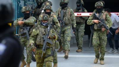 Militares patrullan las calles de Ecuador durante el estado de exepción decretado por Noboa.