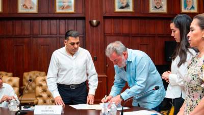 <b><span class=mln_uppercase_mln>ACTO.</span></b> La firma tuvo lugar en el salón Consistorial.