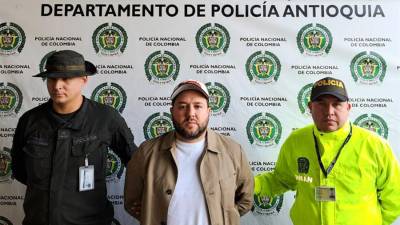 Fotografía cedida hoy por la Policía Nacional de Colombia que muestra al ciudadano mexicano, Ángel Josué Velázquez Bravo (c), durante su captura en Medellín (Colombia).