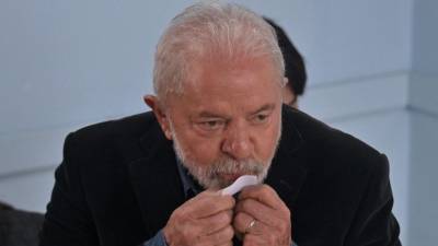 Lula besa el voto al ejercer el sufragio durante las elecciones legislativas y presidenciales en Sao Paulo, Brasil.