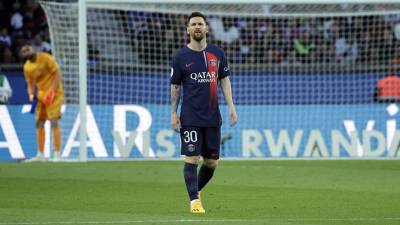 Aficionados del PSG despidieron de la peor manera a Messi luego de conocerse oficialmente su salida del club parisino.