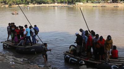 Migrantes cruzan el río Suchiate, el 15 de noviembre de 2023, en Tapachula, Chiapas (México).
