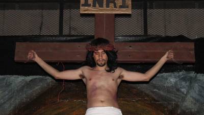 Cada Semana Santa un grupo de jóvenes de la comunidad Cristo Salvador revive la pasión y muerte de Jesús en las calles del conocido barrio Barandillas ubicado en el noreste de San Pedro Sula.