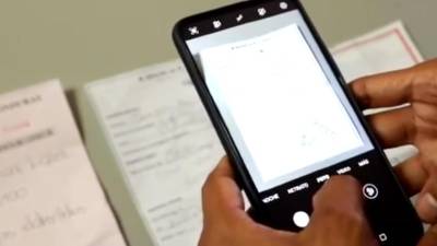 Foto de un solicitante de licencia de conducir que escanea el recibo de pago.