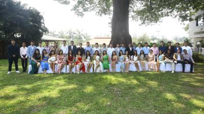 Los Seniors 2024 posaron muy contentos en el jardín del hotel Copantl