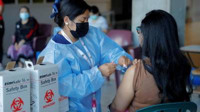 Una trabajadora de salud pone una vacuna contra el coronavirus en Tegucigalpa.