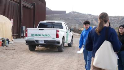 Fotografía de una camioneta de la Patrulla Fronteriza mientras vigila la frontera de San Ysidro, en San Diego, California (Estados Unidos). EFE/ Manuel Ocaño