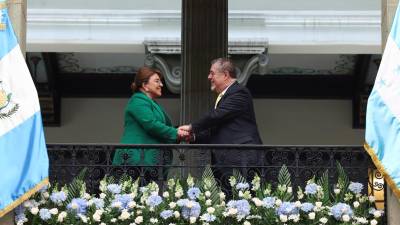 La presidenta de Honduras, Xiomara Castro, saluda al presidente de Guatemala, Bernardo Arévalo, este sábado en el Palacio Nacional de la Cultura en Ciudad de Guatemala.