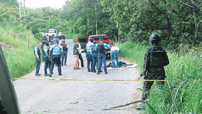 <b><span class=mln_uppercase_mln>escena.</span></b> Las autoridades levantaron el cadáver que fue encontrado en la calle que conduce a El Tablón.