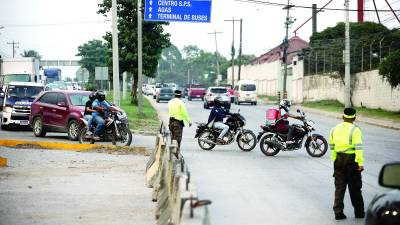 La municipalidad reiteró que se procederá en tres semanas a a colocar semáforos y cerrar el acceso a Chamelecón, cerca de la gasolinera, en horas pico. FOTOS: YOSEPH AMAYA