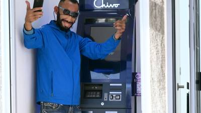 Los salvadoreños ya realizan transacciones con bitcóin tras oficializarse como moneda legal en el vecino país.