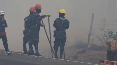 Militares apagan un incendio en Tegucigalpa.