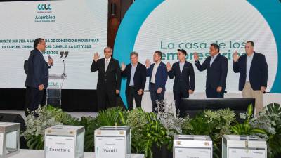 Karim Qubain junto a los demás miembros de la junta directiva durante la juramentación.