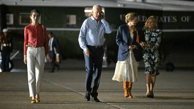 Biden llegó con miembros de su familia a la residencia de Camp David, donde según medios locales, tomará una decisión sobre su futuro político.