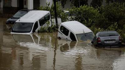 Estado en el que han quedado los coches en la localidad malagueña de Álora (sur de España) tras el desborde del río Guadalhorce debido a las lluvias torrenciales.