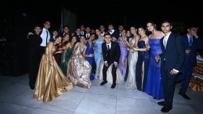 Los graduados lucieron brillantes y con la elegancia como su característica visual principal. Sus lazos de amistad y amor por su institución continuarán fuertes por su sentido de permanencia.