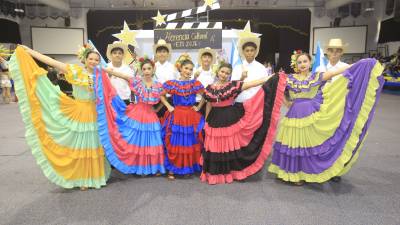 La cultura y las tradiciones hondureñas fueron celebradas durante el Cuarto Encuentro Folclórico “Herencia Cultural EIS 2026”, realizado en la Escuela Internacional Sampedrana. El evento reunió a estudiantes, docentes, autoridades educativas y padres de familia. / Estudiantes del Instituto Primero de Febrero posaron muy felices antes de iniciar el show.