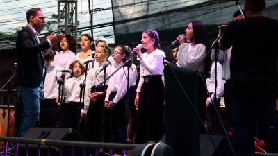 <b><span class=mln_uppercase_mln>presentación.</span></b> El coro infantil durante su participación, los pequeños deleitaron con su interpretación.