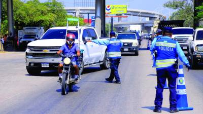 <b>Los puntos de control en carreteras se mantendrán toda la semana para garantizar las rutas de ida y regreso de los centros turísticos.</b>