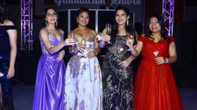 El brindis fue un momento especial para los presentes; las palabras de gratitud fueron el cierre predilecto para el protocolo inicial.