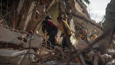 Bomberos, perros especialistas en la localización de personas, drones, médicos forenses y, también, millones de dólares son las principales ayudas que la comunidad internacional ha enviado o se ha comprometido a hacer llegar a Venezuela tras los devastadores terremotos del miércoles. Fotografías EFE