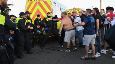 Protestantes se enfrentan con Policías en Reino Unido.