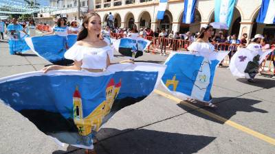 Los países de Centroamérica fueron lucidos por estas hermosas estudiantes en la Ceiba.
