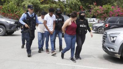 Los presuntos estudiantes fueron trasladados hasta las instalaciones de la Dirección Policial de Investigaciones en San Pedro Sula.