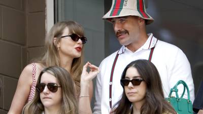 Fotografia de archivo de la cantante estadounidense Taylor Swift (i) junto al jugador de fútbol americano Travis Kelce.