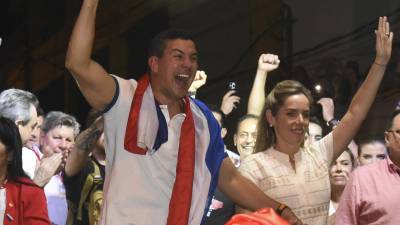 Peña celebra su victoria electoral en Paraguay tras vencer con amplia ventaja al candidato de la izquierda, Efraín Alegre.