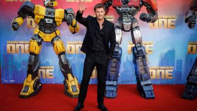 El actor australiano Chris Hemsworth es captado durante la premier de la película Transformers One que protagoniza.