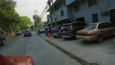 En San Pedro Sula, el peatón parece no tener derecho a la libre circulación, porque las aceras están ocupadas por vehículos.
